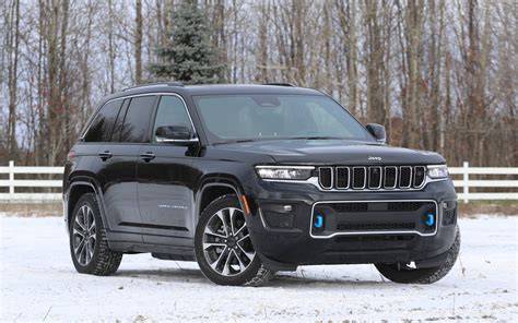 Jeep Grand Cherokee važiuoja purve, parodytas pakabos darbas