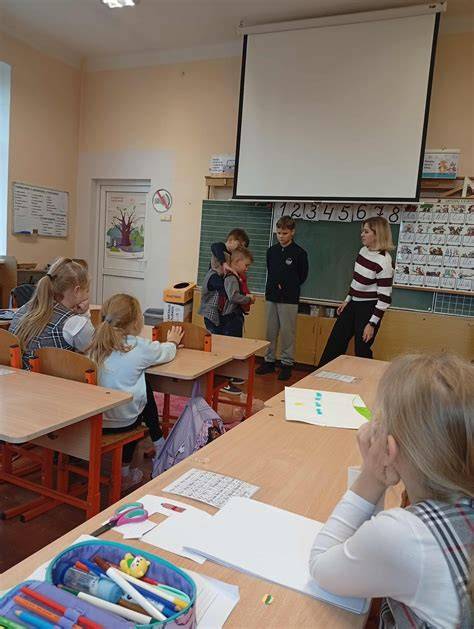 Infografika apie skirtingų klijų klijavimo principus ir klasifikacijas