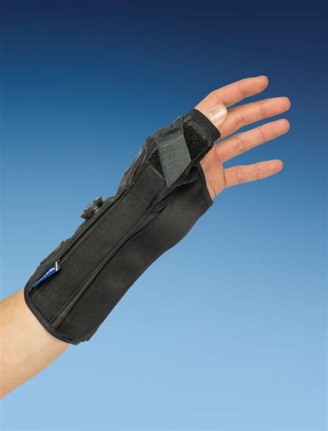 Nuotrauka, vaizduojanti ranką su patinusiu nykščio sąnariu