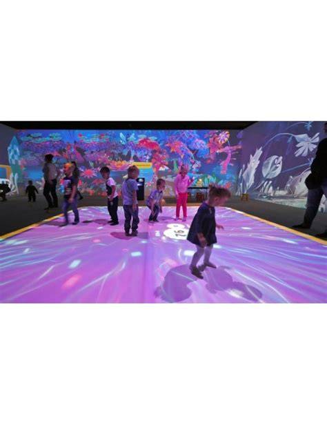Interaktyvių grindų „Funtronic“ principas: judesys, vaizdas žemėje, lubose projektuojama mintis