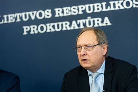 Lentos, parketlentes ir paviršių restauracijos schemą iliustruojanti infografika apie šlifavimo progresą