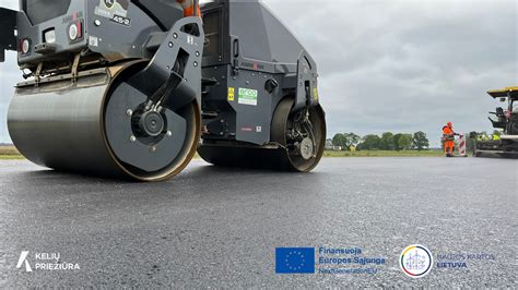 Nuotrauka, vaizduojanti pramoninį dangų dengimo procesą