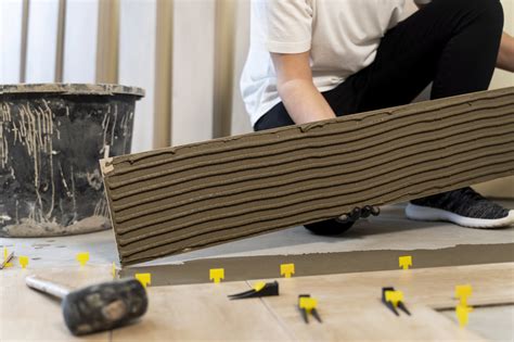 LVL struktūros iliustracija: plokštės iš plonų lukštų klijavimo principas