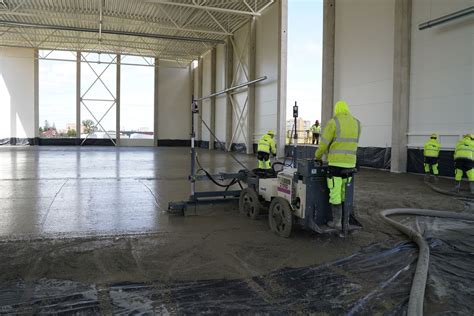 Pramoninių betoninių grindų užtrynimas lazerine mašina