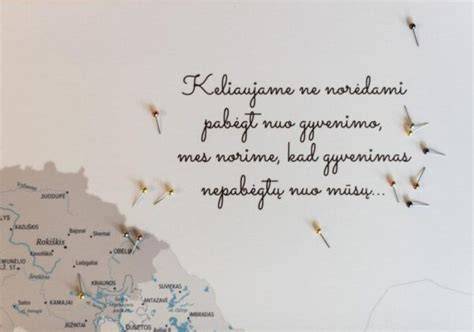 Korkinės lentos su įkvepiančios citatos motyvais, skaidri grafika