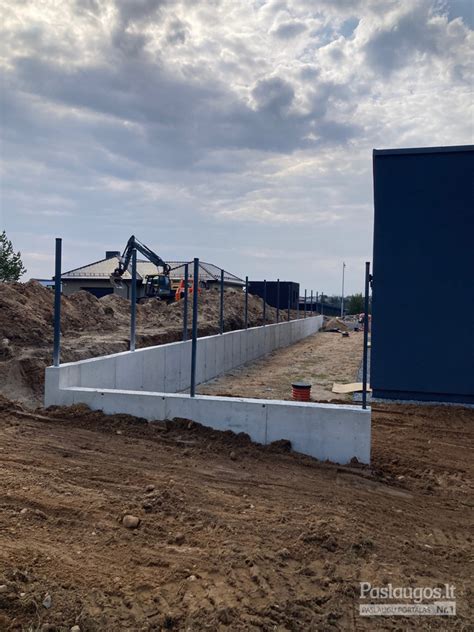 Schematinis atraminės sienelės vertikalios hidroizoliacijos pavyzdys su drenažu