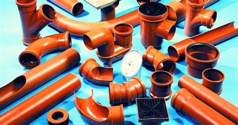 Infografika: ketaus vs plastikiniai vamzdžiai - privalumai ir trūkumai