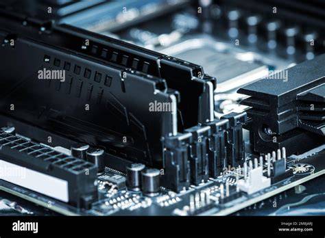 Infrastruktūra motininėje plokštėje: VRM, PCIe, RAM lizdai, nesudedant