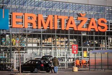 Ermitažas parduotuvės fasadas ir prekių lentynos