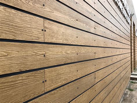 Montuojamos fibrocementinės dailylentės ant pastato fasado