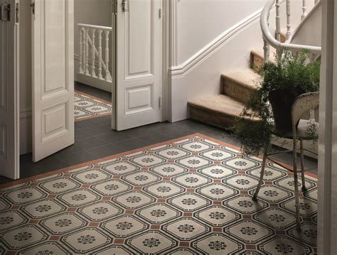 įvairių spalvų ir raštų plytelės