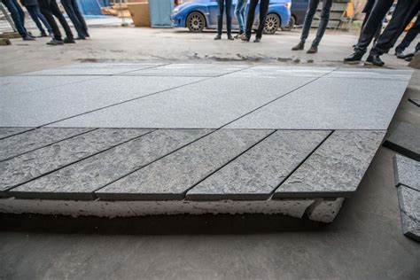 Išsikraipiusios granito plokštės Laisvės alėjoje