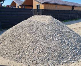 Skalda su mažais žvyro akmenimis kuriant natūralų taką