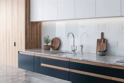 https://example.com/images/kitchen-splashbacks.jpg