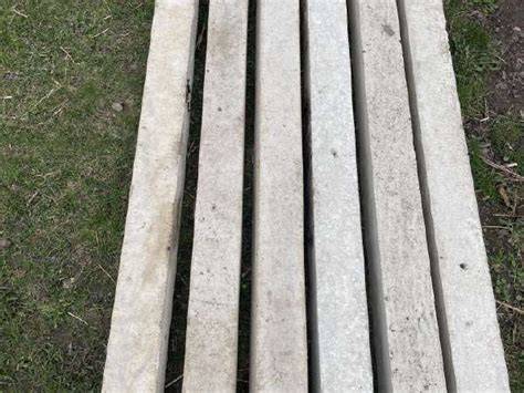 Betoniniai stulpai prie tvoros
