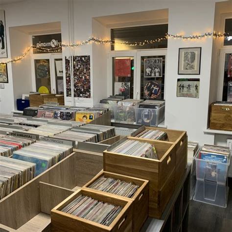 Vinilinių plokštelių parduotuvė interior image