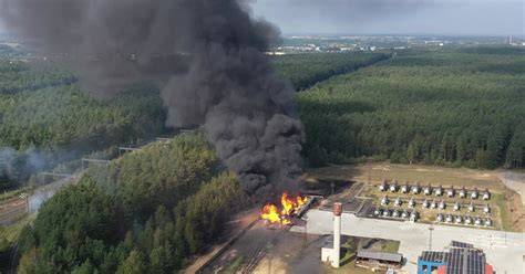 Gaisro vieta ir daugybė ugniagesių brigadų