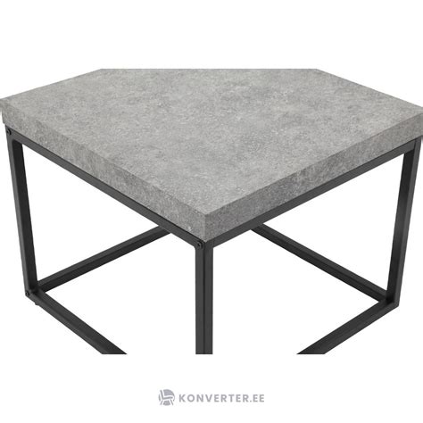 betoninis kavos staliukas ir medinė sofa