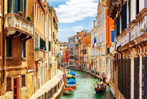 Venecijos kanalai ir gondolos: typinės scenos
