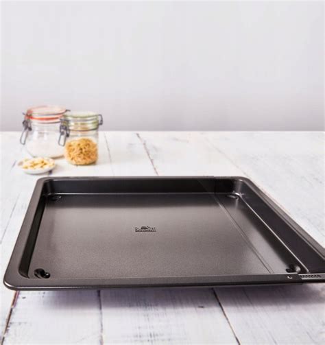 Kepimo skarda su pridegusiais maisto likučiais