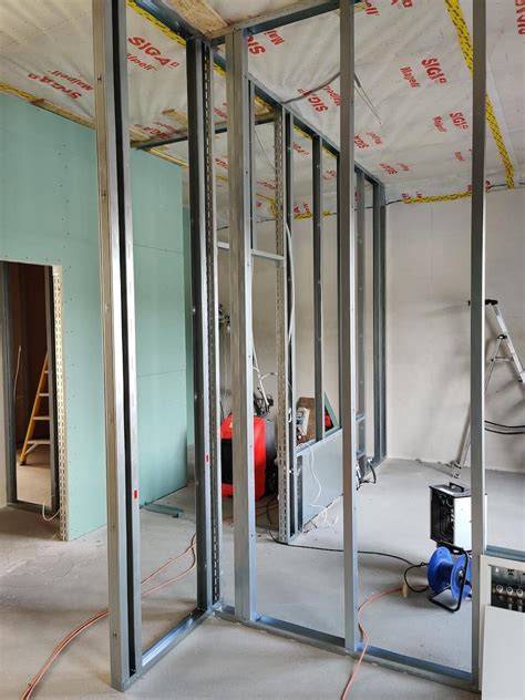 Interjero dekoras su gipso lipdiniais: lubos, sienos ir pilastrai