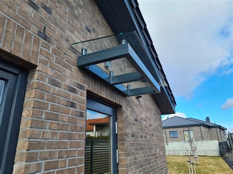 Stogelio šoninis apžvalgos paveikslas: skirtingų formų ir dydžių stogeliai