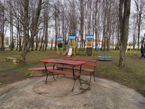 Miesto parkas su betoniniais lenktais suolais
