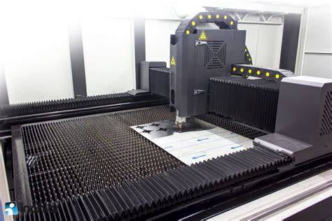 Nuotrauka: CNC pjovimo procesas anglies pluošto detalėse