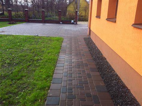 Betoninės lauko trinkelės kieme su įvairiais raštais