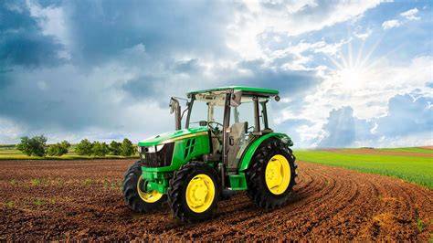 https://example.com/img/agrovizija-tractor.jpg