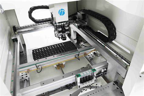 Pick-and-place robotas deda SMD komponentus