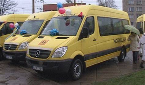 Geltonojo mokyklinio autobuso dovanos ceremonija prie Seimo, 2005 m. ruduo