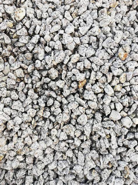 Dekoratyvinė granito skalda „Aguona” - šviesi, švelni tonacija kapavietėms ir kiemų takeliams