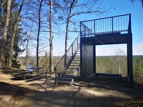 Highline179 perspektyvinė panorama iš apžvalgos aikštelės su pilimis ir kalnais fone