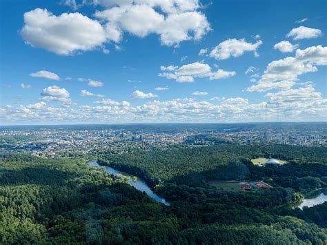 Apžvalgos aikštelė su plačiu tilto vaizdu ir kalnų panorama
