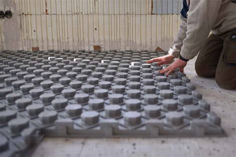 Thermofloor NEO plokštės klojamos nuo tolimojo patalpos kampo, lapai sujungiami kojant plokštes iš viršaus, sujungian polifuotas braunas viena su kita. Papildomas tvirtinimas / klijavimas nėra būtinas.