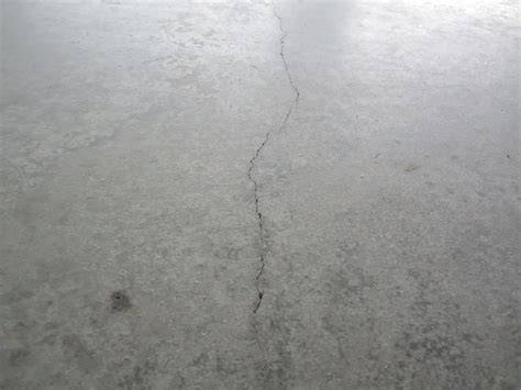 Betono grindų sandarinimo infragrandinių užmanymas: vaizdas su hermetiko pavyzdžiu, kurio paviršius - matinės arba švelniai satininės apdailos