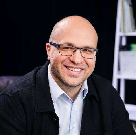Granito struktūros pavyzdžių infografika: grūdelių dydžio ir spalvų įvairovė