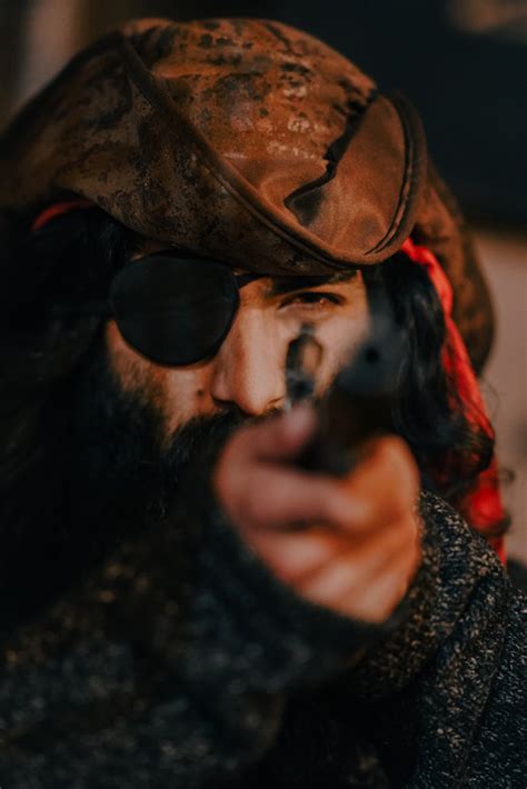 Schemos: kaip veikia medienos dažymo įrenginys (keturi voleliai, vienas šepetys)