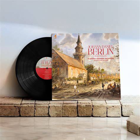 Vinilo plokštelės pavyzdys: ranka įdedama į grotuvą
