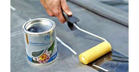 Vinilinės plėvelės klijavimo schema: paviršiaus paruošimas, gruntavimas, plėvelės išpjovimas, pozicionavimas, vandens išstumimas, kraštų apipjaustymas