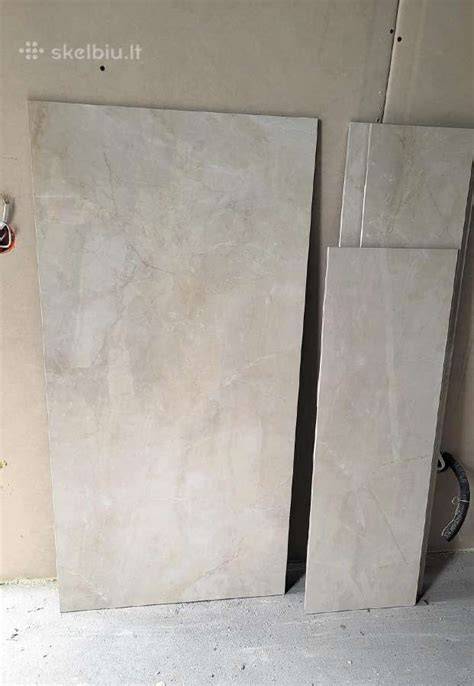Paveikslėlis su 30x90 cm akmens masės plytelių derinimo ir montavimo pavyzdžiu