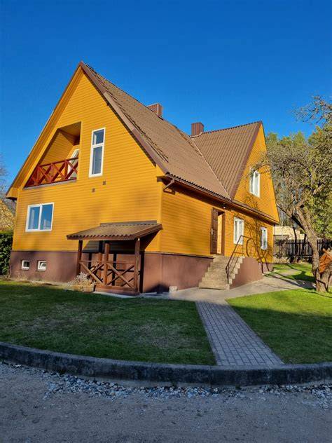 Medinių fasadų dažų pasirinkimo schema: dažų tipai, paviršiaus paruošimas ir priežiūros intervalas