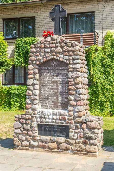 Granitiniai paminklai Garliavoje: įvairovė ir konstrukcijos
