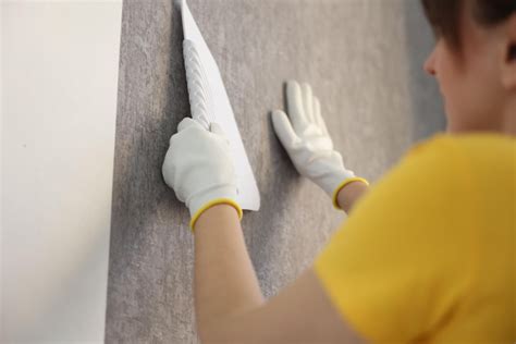 procesas: tapetų klijavimas ir įrankiai