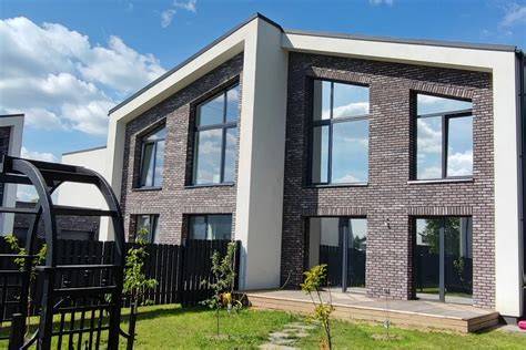 Langų plėvelių pasirinkimo pavyzdžiai: medienos imitacija, vienpalvės ir metalo efektai