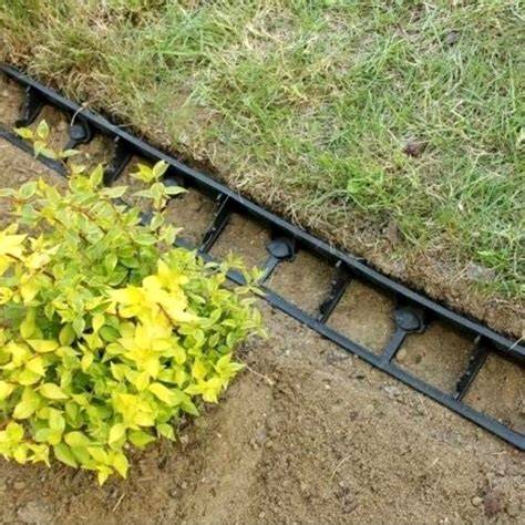 Plastikinis vejos bortas prie trinkelių