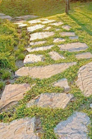 Akmens takas iš skaldytų skalūno plokščių: spalvų ir tekstūrų įvairovė