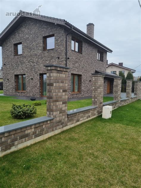 palyginimas: raudona plytų siena su baltais baldais ir su tamsiais baldais