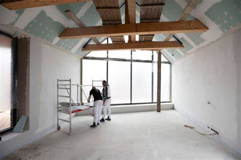 Grynas gipso tinko paviršius prieš apdailą: lygus ir švarus paviršius